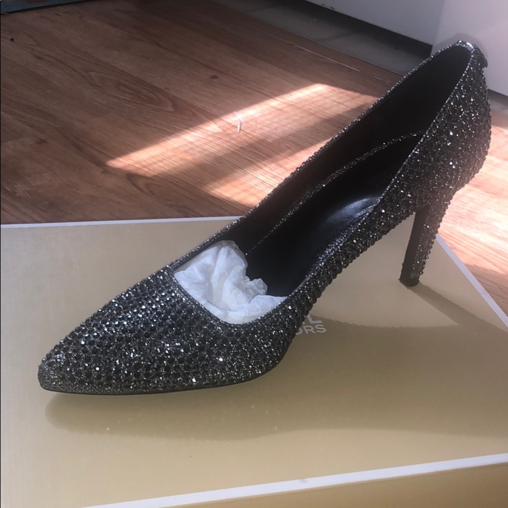 Brand new Michael Kors pumps. Only worn once.